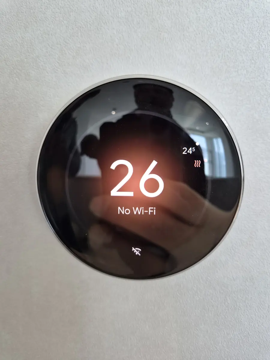 은색 링 구글네스트 화면 26도와 No Wi-Fi 표시 근접 사진