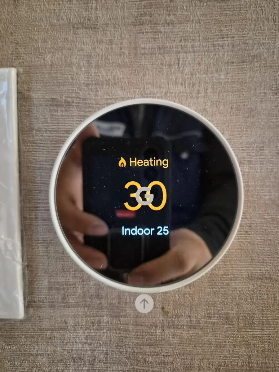 구글네스트 화면에 Heating 30도와 Indoor 25도가 표시된 모습