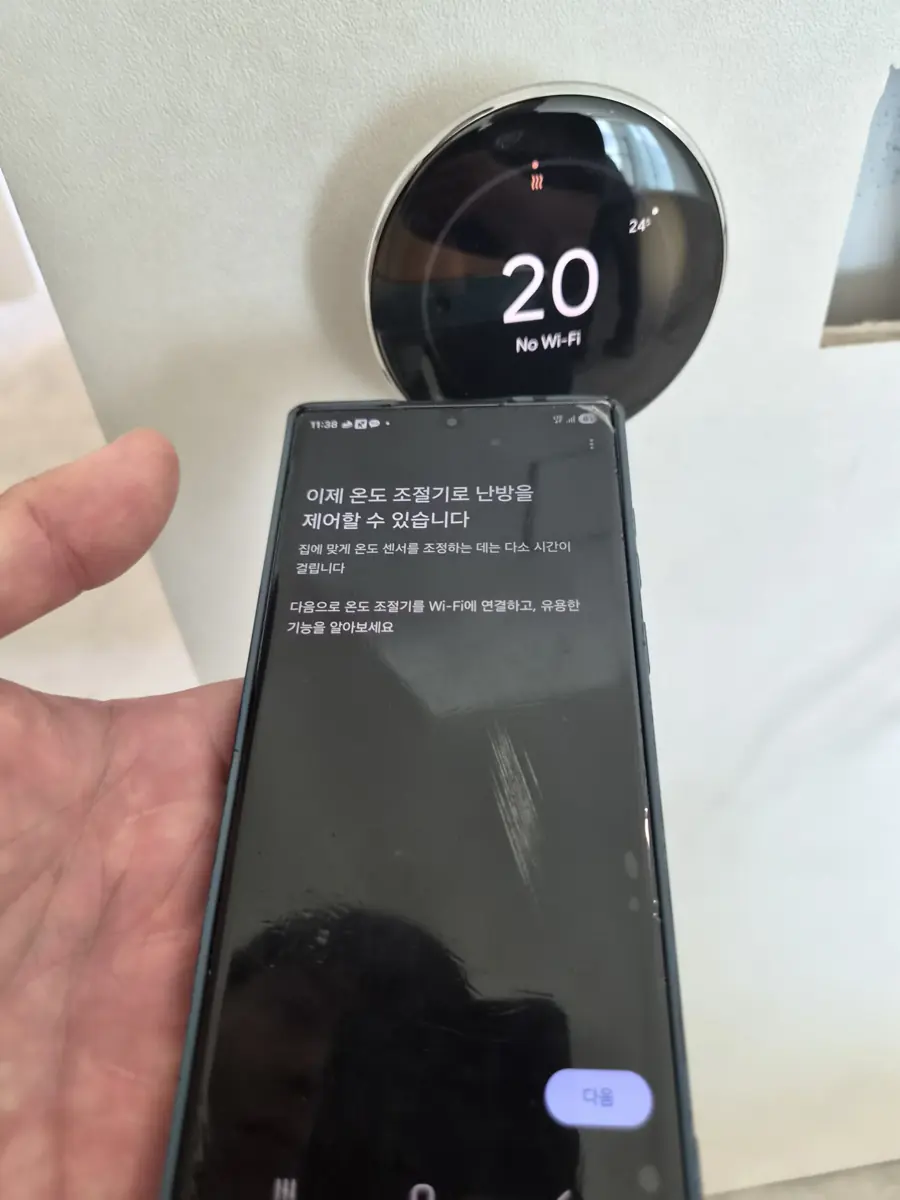 스마트폰 앱으로 구글네스트 온도조절기를 연결하는 화면